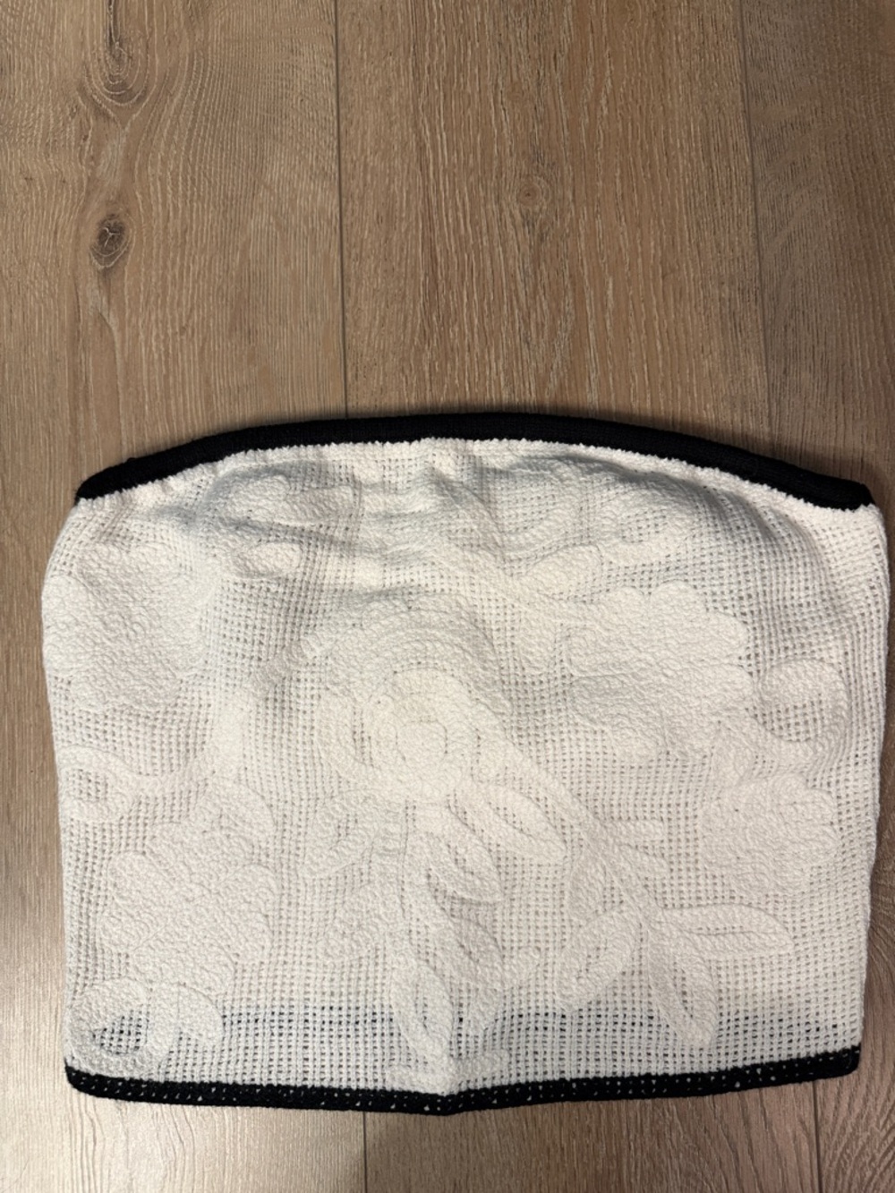 Abercrombie & Fitch White Top with Black Trim Detail - Picture 3 of 6